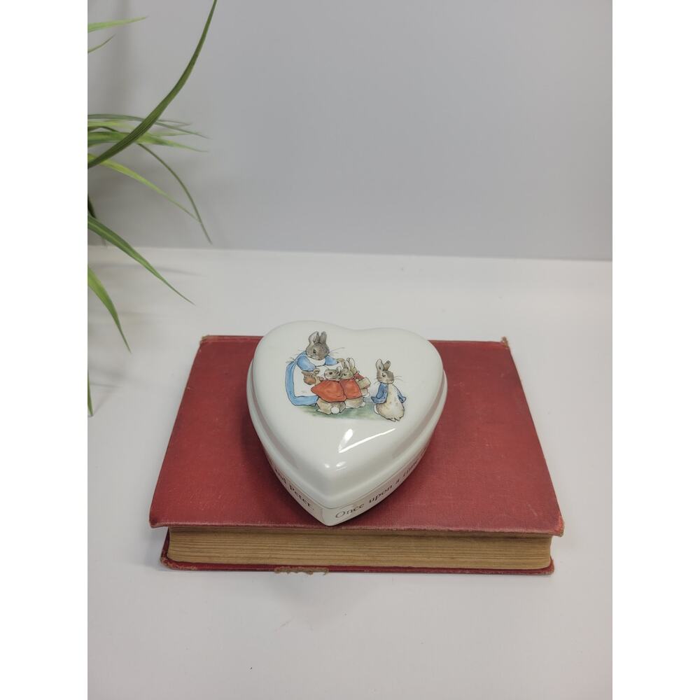 Vintage Wedgwood Peter Rabbit Heart-Shaped w Lid Trinket Box Beatrix Potter